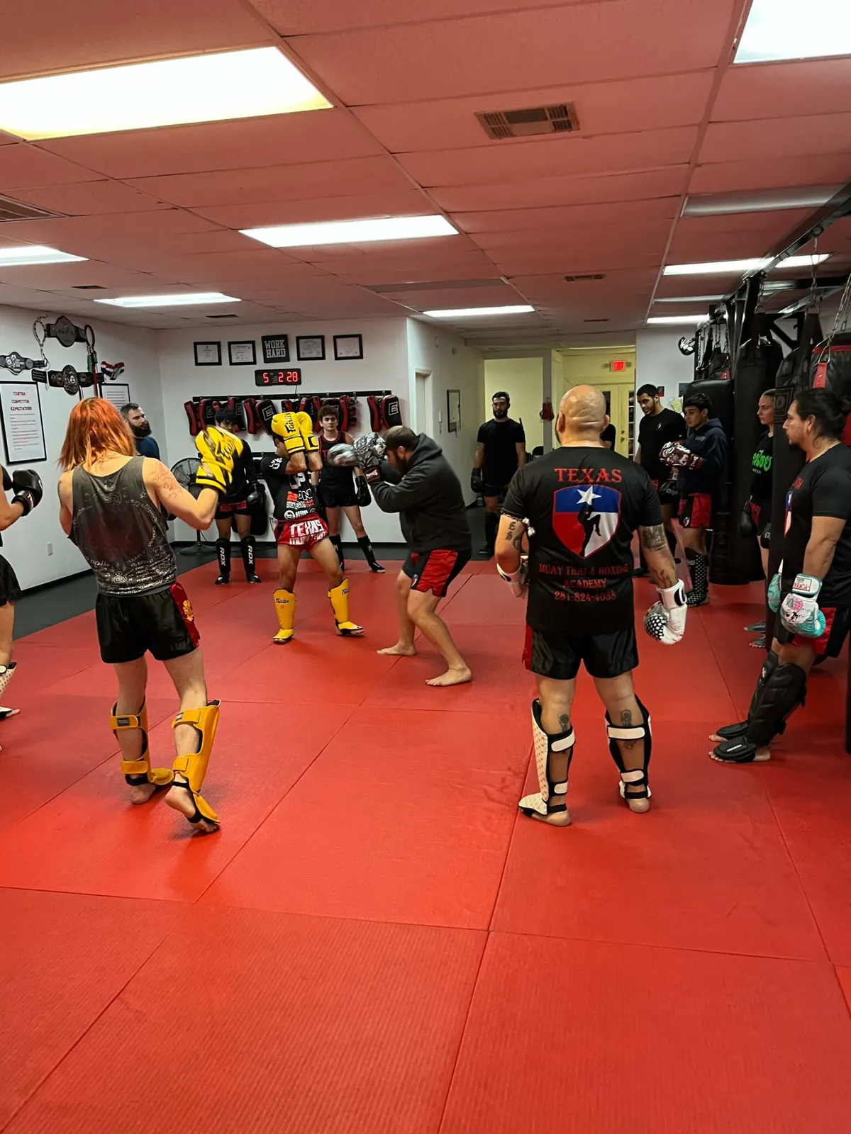 A full adult class training together on the mats